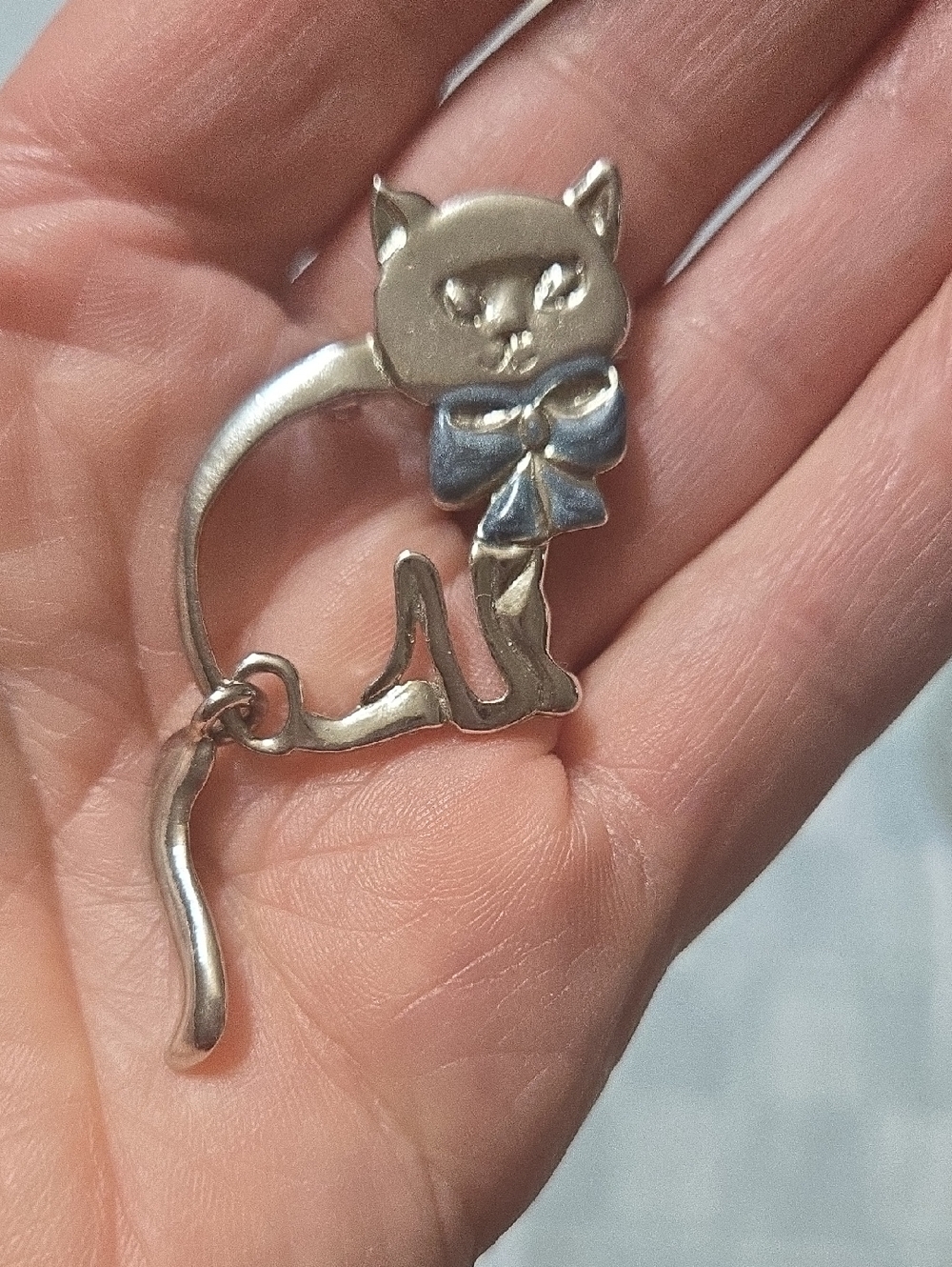 KK/ED Cat Pin Dangle with Blue Bow Silvertone
